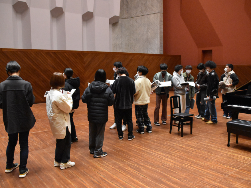 音の響きを体感している様子
