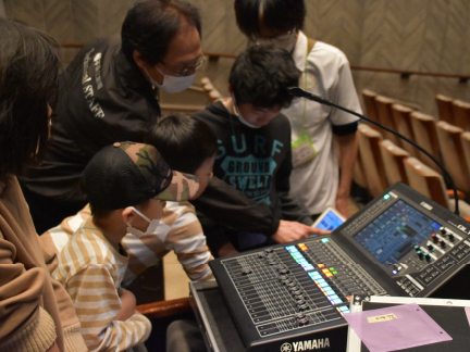 音響機材を操作している様子